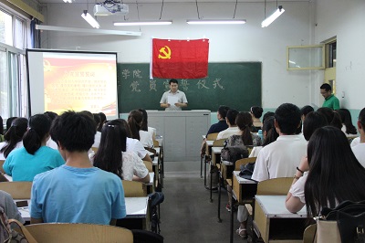 公司党委副书记陈向波宣读新党员名单