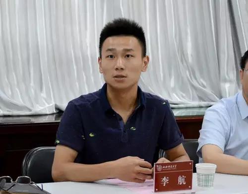 王秋波、李航同学向媒体记者介绍救助老人情况