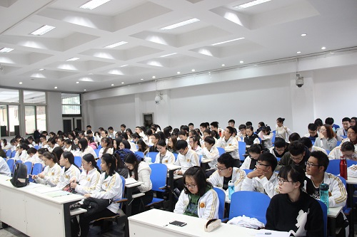 报告会现场